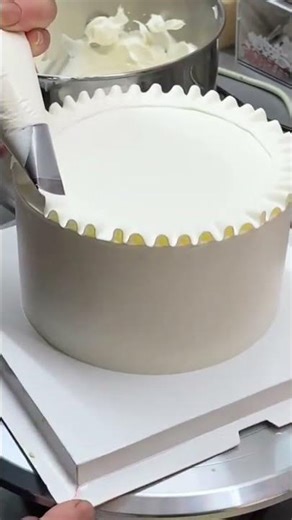 Easy Ruffle Cake l simple Frosting #rufflecake #cakedesign