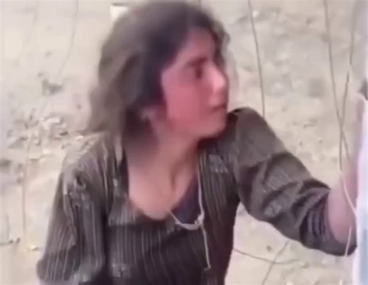 🚨🇮🇳Une vidéo virale en provenance de la région de Telada, au Rajasthan , montre une jeune fille en larmes après avoir été victime d'un viol collectif par une foule hindouiste. Son état est critique.Le monde devrait voir comment les Indiens traitent leurs femmes. (F)