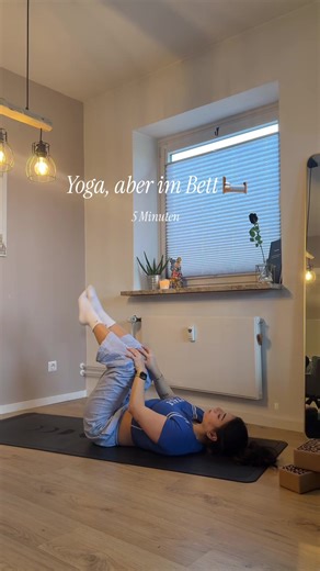 Yoga, aber im Bett 🛌 Auf den Rücken, fertig, los ☝🏼 9 easy Übungen - Komm mit auf die Matte 🤍 #yogafüranfänger #yogatime #streching #morningstretch #selfcare🌼