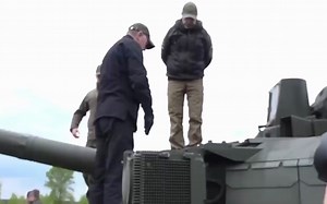 乌克兰国防部长测试T-84-Oplot 坦克