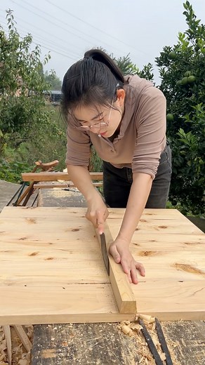 8.1K views · 117K reactions | Rural China Woodworking: One Woman, One Table, Zero Machines. #handmade #woodworking #foryou #viralvideo #traditional #carpentry #viralreels #asmr #villagelife #homedecor #homemade #diy | Ling Li | Facebook