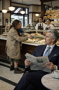 „Lenne esetleg egy már lejárt szavatosságú tortájuk? Egy torta, amit ki kell dobni… ma van a lányom születésnapja. Nem kell friss, csak valami édes neki…”, — kérdezte egy szegény nő, miközben belépett a pékségbe. 😱 Egy hajléktalan anyának csak egy egyszerű kívánsága volt: tortát adni a lányának a születésnapjára. De amit a pékségben kapott, megváltoztatta az életét. A kis ajtó csengője halkan megszólalt: szinte alig hallható hang, és egy nő lépett be, szorosan magához ölelve egy kisgyermeket. A