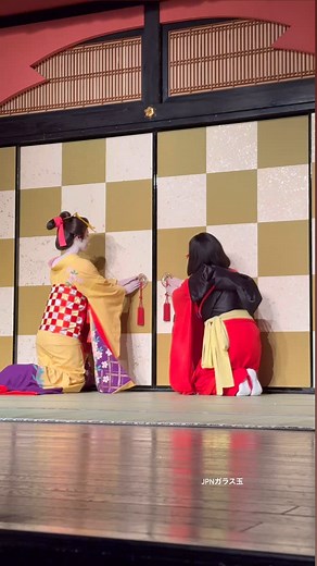 jpn🇯🇵nako on Instagram: "花魁とは男性相手に一夜の甘美な夢を売る、幕府公認の遊郭・江戸吉原の遊女たち。 その頂点に立つ数少ない高級遊女が花魁（おいらん）です。 花魁は美貌だけでなく、教養を備え、芸事にも秀でていることが必須でした。#花魁 #花魁道中 #daki"