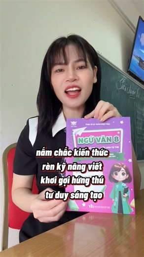 📚 NGỮ VĂN 8 - GIÚP CON GIỎI VĂN LỚP 8, NỀN TẢNG CHO LỚP 9 ÔN THI VÀO 10 📘 Cuốn Ngữ Văn 8 – Làm văn dễ dàng, viết văn tự tin - Dạy con cách viết từng phần: mở bài – thân bài – kết bài - Hướng dẫn chi tiết cách làm văn nghị luận xã hội và văn học - Có khung bài viết, mẫu đoạn – mẫu bài đầy đủ, dễ học – dễ luyện ->Cha mẹ cần bỏ qua định kiến “Văn mẫu” là “xấu”. ”Văn mẫu” chỉ “xấu” khi con cần thì giở ra chép như một cái máy photo rồi gập cất đi. ”Văn mẫu” là tốt khi con coi đó là một phương tiện 