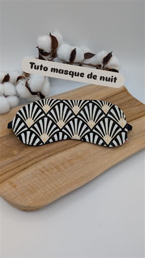 Tuto du vendredi ! Aujourd'hui on couds un masque de nuit, voilà une belle idée cadeau de Noël fait main. Pour le réaliser il te faudra : - un coupon de tissu extérieur au dimensions du patron - un coupon de tissu intérieur au dimensions du patron - un coupon molleton thermocollant - 45 cm de biais - 30 cm d'élastique de 0,5 cm de large Pour le patron il te suffit de dessiner un gros haricot aux dimensions approximatives que je te donne dans la vidéo. Ensuite il n'y a plus qu'à faire comme dans 