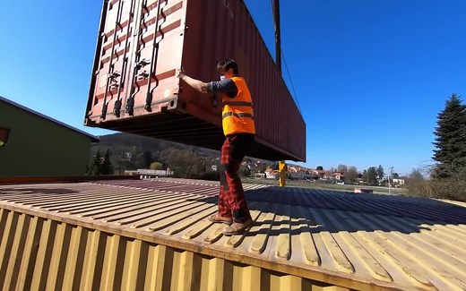 5个集装箱改造成现代房屋