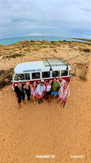 POV: vuoi il selfie perfetto a Formentera… ma nessuno vede il backstage 😂🎥 Davanti al furgoncino iconico di Chezz Gerdi a Formentera con la Insta360 X5… Il risultato è wow 😎 La scena dietro? Un film comico 🎬 Se ami i BTS veri (non solo la foto perfetta) seguimi ora 🚀 E scrivi “FORTE” nei commenti se lo rifaresti anche tu 👇 #Formentera #Insta360 #Insta360X5 #BehindTheScenes #CreatorLife @insta360 official @@seidiformentera @CHEZZGERDI FORMENTERA