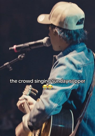 Waylon Wyatt's Crowd Sings