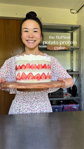 My recipe for the fluffiest egg-free cake Ingredients (for 3 layers): For the base: – 340 g all-purpose flour – 60 g starch (cornstarch or potato starch) – 15 g baking powder – 8 g salt – 220 g sunflower oil – 220 g water For the foam: – 28 g potato protein isolate (check out my previous video explaining this ingredient) – 2.4 g xanthan gum (optional for stability) – 220 g water – 400 g sugar Preheat the oven to 180°C (356°F). Line your baking tin/sheet. Add water, xanthan gum, and potato protei