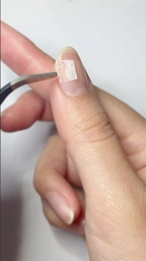My nail broke, so I repaired the crack with tissue and gel [Self-gel nails]