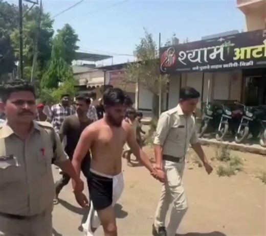 All those say Kerala Story is a propaganda, #watch🚨🚨In MadhyaPradesh, Dhar: Abdul Hadi hides his muslim identity and posed as a Hindu with name Aditya Thakur, trapped a Hindu girl and threatened her to convert to Islam. She complaint to police and he got arrested. Share it with all your shameless secular Hindus who defend their Mulsim friends. Btw, #MP_Police did not give him proper treatment cuz he is walking comfortably👇