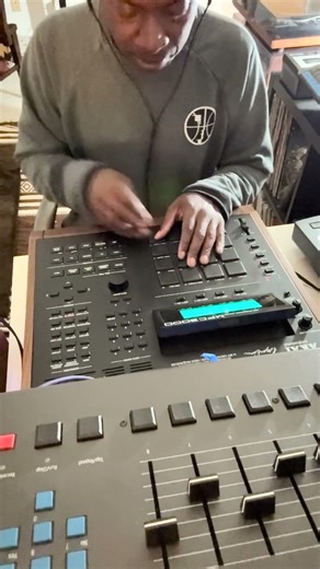 Drum machines don't have to be complicated #beatmaking #beatmaker #mpc #mpc3000 #boombap