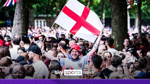 Lionesses homecoming: Thousands line streets to celebrate England success