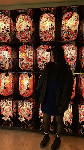 ALICE. 🍉🌿 on Instagram: " Un restaurant japonais à volonté premium situé en plein cœur de Paris 🍣😍 Ici, pas de buffet, tout est préparé minute avec des produits quali. On commande directement sur la tablette au fil du repas et on est servi à table. 🥢 Au menu : les grands classiques (sushi, sashimi, maki....) mais aussi des plats plus premium comme le bœuf wagyu, le tataki de thon, ou encore des rolls bien travaillés. Tout est frais, bien exécuté et très gourmand !🔥 Le lieu est aussi top : 