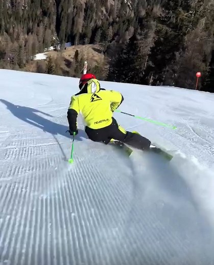 Elite pro demo-skier & Coach 🇮🇹🏆🎥 Thomas Dalla Libera _Dynamic Race carving turns during NEVEITALIA Demo/Test ski event _ 👌Power, style, precision, symmetry_ Round arcs/progressive edging/steering _ Gliding/Carving on both edges loading skis tip to tail_ Transition Up & Diagonal forward _ Railroad symmetrical tracks _ Skis weighted tip to tail _ Upper body : compact attacking position _ Perfect Hip angulation / Body inclination ratio _ Shoulders parallel to the slope _ Balanced arm position