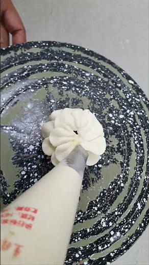 This Frosting Flower Technique is EASY 😍 #cupcakes #satisfying