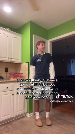 Fashion Cheat Code: Barrel Jeans Outfit with Gold Jewelry