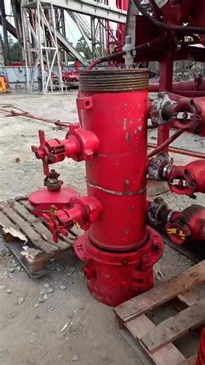 Wiper Plug on Cement Head - For Cement Displacement The wiper plug system is an essential component of well cementing operations. Installed on the cement head, these plugs ensure efficient displacement of cement into the casing by: Separating fluids (mud, spacer, cement, displacement fluid), Cleaning the casing interior, and Preventing contamination between fluids. Cementing Sequence Using Wiper Plungs 1. Bottom Plug Loaded into the cement head first. Pumped ahead of the cement slurry. Wipes dri