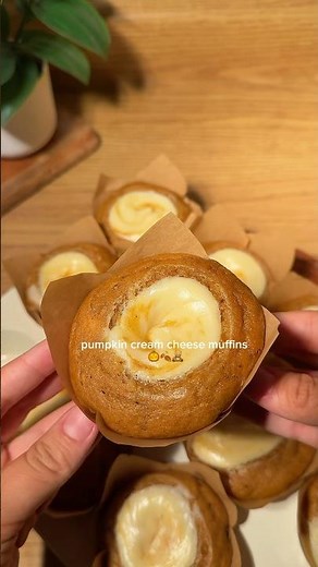 Pumpkin cream cheese muffins recipe 🧸🍂 #baking #fall #pumpkin