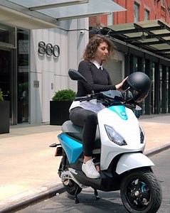 Navigating around your city should be easy! The Piaggio 1 has a 52-mile range and a fully rechargeable battery in just 6 hours, perfect for your morning commute! #Piaggio1 #electricscooter | Piaggio