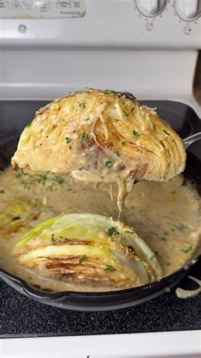 I finally tried the viral melting cabbage and y’all it was so worth the hype! 🔥 Ingredients: 1 head cabbage ½ sweet onion 2 tbsp garlic paste 2 tbsp flour 2 tbsp unsalted butter 2 cups chicken stock ¼ cup sour cream 1 tbsp heavy cream ½ cup gouda cheese cornstarch slurry￼ #reels #reelsinstagram #reeloftheday #meltingcabbage #dinnerideas #foodie | RD Eats