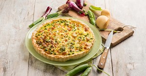Recette Quiche aux petits pois, oignons rouges et parmesan - 750g.com