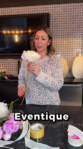 Cuando empecé a diseñar arreglos florales con intención, todo cambió. Cambiaron los colores, las formas… pero sobre todo la emoción 💐 Cada flor tiene un propósito. Cada arreglo cuenta una historia. Y cada diseño está pensado para la persona que lo va a recibir, no para el algoritmo. Eso es lo que hoy hace la diferencia en mi trabajo ✨ Y eso es lo que entregamos en Eventique Planning. 🌸 Arreglos florales con intención 🎨 Diseños personalizados 💐 Hechos con amor y propósito #arreglosflorales #f