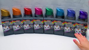 ¡Sammy y Roger arruinaron el maquillaje de Sue! Oh, ella se enfadará mucho cuando vea esto... Pero a Roger se le ocurrió un plan y le compró a Sue un nuevo maquillaje. No era del todo normal, pero a Sue le gustará. Pues bien, ¡hoy hemos sacado de la caja la sorpresa de maquillaje Arco Iris! Tenemos 8 conjuntos que parecen un estuche de pintalabios con más de 10 sorpresas en cada paquete. ¡Y hay más de 15 barras de labios para coleccionar! Para abrir esta barra de labios gigante tenemos que empuj