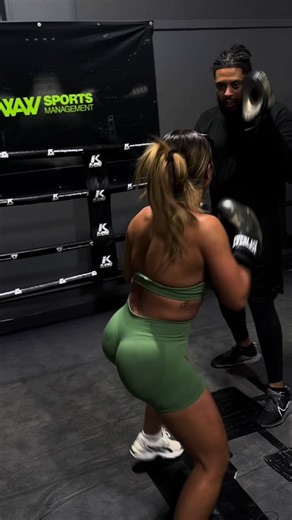 Blink and you’ll miss it… check out the hands on @Steff_tay 💥 Speed and power‼️ #boxing🥊 #training #gym #boxingtraining #boxer