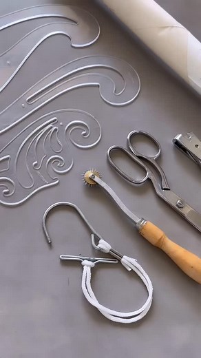 Our top 4 book recommendations for patternmaking: 📚Patternmaking for Fashion Design by Helen Joseph-Armstrong - The ultimate guide for fashion designers, covering everything from basics to advanced techniques. An absolute favorite! 📚 Pattern Cutting for Menswear by Gareth Kershaw 📚 Metric Pattern Cutting for Women’s Wear by Winifred Aldrich 📚 Pattern Cutting and Making Up by Martin Shoben & Janet P. Ward Share with a friend who’s interested in learning patternmaking! What’s your favorite pat