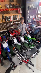 ¡Mini Moto Cross 50 cc lista para la aventura! 🏁🔥 Potente, liviana y con control total gracias a sus frenos de disco delantero y trasero ⚡️🪶🛑 💰 $1.599.000 COP | 🧾 Servicio contraentrega 🚚 Despacho a nivel nacional Por qué te va a encantar: 🛞🛑 Doble disco = mejor frenado y confianza 🤏🏽🏍️ Tamaño mini, súper maniobrable 🏞️ Estilo cross para terreno mixto ¿Listo para estrenar? 💬 Escríbenos por WhatsApp y te asesoramos al instante. 👨‍🔧✨ | Ferreyepes