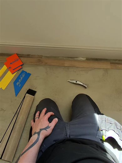 📝 Sometimes it’s the simplest tricks that make the biggest impact. Here Sam’s laying out LVT border work, using the MyScribe 45 template purely as a back stop — holding the plank snug so he can scribe the perimeter cut tight into the skirting. A straightforward use, but it makes getting that perfect line effortless. ✅ Clean ✅ Accurate ✅ No fuss 👉 Follow along as we keep showing how small tools = big results. #MyScribeSolutions #FlooringTools #LVTBorder #ScribingMadeEasy #TradesTips #JoinTheJou