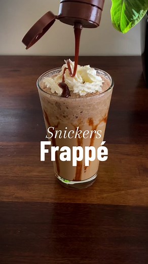Snickers Frappé ☕️🍫🥜 #homecafe #coffeerecipe #coffeetiktok #icedcoffee #icedlatte #aesthetic #coffeenation