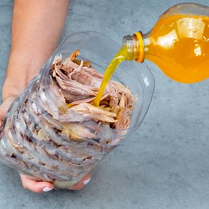 1.4M views · 21K reactions | O idee mai buna nu exista, doar toarna Fanta peste carne. Genial truc! Ingrediente: ciolan de porc: 2 buc Fanta: 2 l apă: 1 l morcov: 2 buc ceapă: 1 buc frunze de dafin: 3 buc piper negru boabe: 10 g sare: 10 g usturoi: 20 g pătrunjel: 10 g | Cookrate - Romania | Facebook