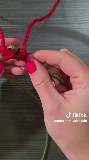 How to Make a Poppy Woggle with Paracord Knots