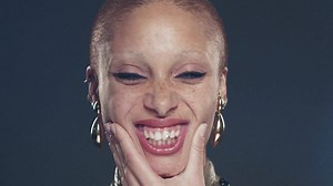 พบกับรองพื้นหัวฟองน้ำ รุ่นใหม่ล่าสุด!! ขึ้นชื่อว่าเป็นรองพื้นแล้ว ต้องยกให้เรฟลอน.. Photoready Insta-filter Foundation รองพื้นหัวฟองน้ำ (Built-in Blender) ช่วยให้การทารองพื้นเป็นเรื่องง่าย นำทีมโดย 4 สาวอินเตอร์ 4 ลุค 4 สไตล์ แปลงโฉมอวดผิวหน้าลุคดิวอี้ พร้อมถ่ายเซลฟี่ด้วยคุณสมบัติสุดพิเศษอย่าง เทคโนโลยีฟิลเตอร์คมชัดสูงสุด (High-Definition filter technology) จนสวยไม่ต้องผ่านแอพฯ วางจำหน่ายแล้ววันนี้ที่เคาน์เตอร์เรฟลอนทุกสาขาทั่วประเทศ #GetSelfieReady #สวยพร้อมSelfie 📸 | Revlon Thailand