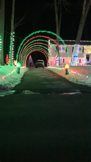 6 Cortland Avenue, Londonderry Take your own holiday lights tour. See the map here: www.unionleader.com/lightstour | New Hampshire Union Leader