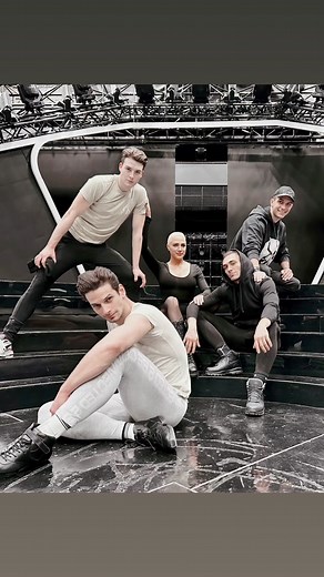 2 nap alatt 100 ezer megtekintés , 9. A felkapott zeneszámok között a youtubeon a SzívbeEmelő😭🙌 Nagyon hálásak vagyunk nektek, hogy ennyien szeretitek az új dalt és klipet❤️❤️❤️ Köszönjük a Fricskás fiúkkal együtt❤️ Ha még nem láttad az új klipet , akkor ezen a linken megtalálod👇🏻👇🏻👇🏻 https://youtu.be/4PAWYbkzFEQ #fyp✨❣️ #pusztuljonaforyouba