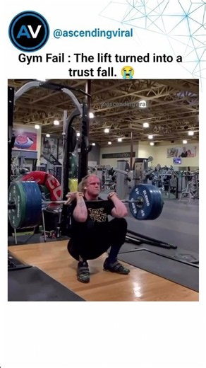He got the bar up, hit the squat… and then his legs suddenly decided their shift was over. 😭🏋️‍♂️