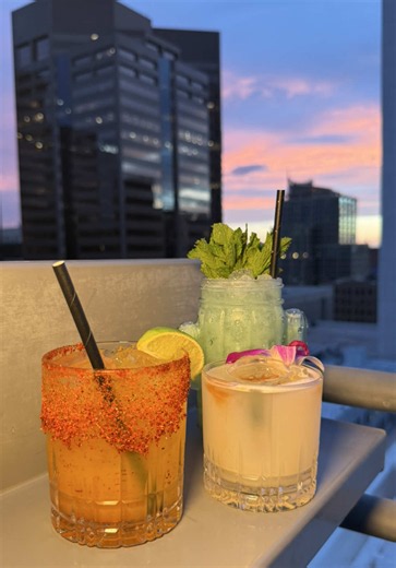 @Floor 13 Rooftop Bar is a must try in Downtown Phoenix if you are looking to enjoy the beautiful PHX sunset over a cocktail! Floor 13 is located on the rooftop of the Hilton Garden Inn in the heart of DTPHX. They are serving up craft cocktails with breathtaking skyline views!! This is a great spot to catch the sunset, take in the city vibes, and get a cocktail and bite to eat on a night out Downtown! #phoenixfood #phoenixarizona #phoenixfoodie #phxaz #phoenixaz