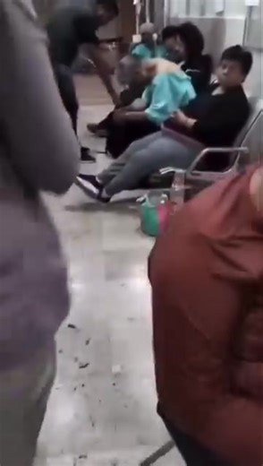 🎥 #RCVideoViral | SATURACIÓN EN EL HOSPITAL GENERAL DE ZONA 21 DEL IMSS EN LEÓN El Hospital General de Zona número 21 del IMSS, en León, enfrentó una fuerte saturación en sus áreas de atención, lo que provocó que algunos pacientes permanecieran en el piso ante la falta de espacio disponible. De acuerdo con la información, el aumento en la demanda médica superó la capacidad operativa del hospital. El IMSS informó que ya trabaja en medidas para normalizar el servicio, mientras que autoridades loc
