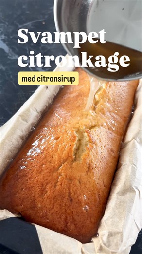 Skøn og svampet citronkage med citronsirup fyldt med lækker citron- og vaniljesmag 😍🍋 Citronsiruppen hældes over kagen mens den stadig er varm, og netop dét er hele tricket til at få en svampet citronkage, med den skønneste citronsmag og som holder sig lækker og blød i flere dage 👏🏻 Få opskriften på Mettesmadmagi.dk ✨ | Mettes Madmagi