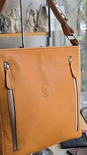 Cartera de cuero vacuno elaborada con dedicación artesanal, ideal para mujeres que valoran la calidad y el diseño atemporal. Su tonalidad miel y su textura natural reflejan la esencia de nuestro trabajo . Con detalles como cierres frontales funcionales, asa ajustable para usarla como bandolera, y el distintivo grabado del logo de El Arriero, esta cartera une tradición y estilo. Perfecta para acompañarte en cualquier ocasión Es el modelo 040 , en esta ocasión te mostramos el color london, también