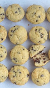 These are the BEST easy Chocolate Chip Mini Muffins (or blueberry!) made with basic pantry staples for the absolute best flavor and texture. My kids inhale these so it’s more cost effective to usually make them at home! ⠀⠀⠀⠀⠀⠀⠀⠀⠀ Recipe is linked in my @yummytoddlerfood profile, along with my favorite snack bags and containers. ⠀⠀⠀⠀⠀⠀⠀⠀⠀ #snacks #kidssnacks #minimuffins #toddlerfood #toddlersnacks | Yummy Toddler Food
