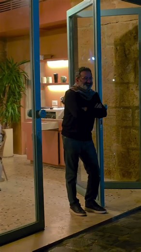 جوقة الفرح تفاجئ جورج خبّاز بترنيمة في أحد مطاعم البترون، فيخرج لملاقاتها وتشجيعها