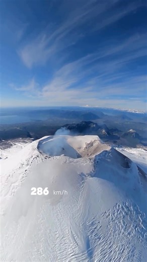El majestuoso Volcán Villarrica en Chile, uno de los más activos de Sudamérica, se eleva imponente con su cumbre nevada. Con su constante actividad, es un espectáculo natural que cautiva a todos con su belleza y energía. Rodeado por lagos y bosques, es el escenario perfecto para los amantes de la naturaleza y la aventura. #Rucapillan #volcan #villarrica #pucon #licanray #lacustre #araucania #chile #Redbull #Rukapillan #volcanvillarrica #adrenalina | Red Lago Villarrica