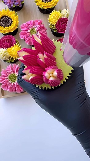 Piping a mini bouquet on a cupcake using a russian tip 🌸🧁 #cupcakes #cupcakeinspo #cupcakeideas #cupcakedecorating #cupcakeart #buttercreamflowers #floralcupcakes #russiantips | Cakestone