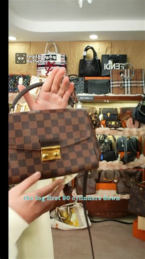 Stylish Pre-owned Louis Vuitton Handbag for Everyday Use