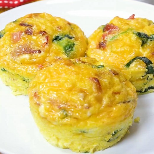 These SPINACH & CHEESE EGG MUFFINS are always a breakfast fave! https://www.simplystacie.net/2014/03/spinach-cheese-egg-muffins/ | Simply Stacie