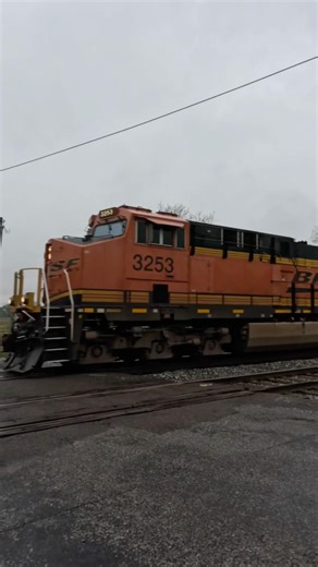CSX B116 Empty Crude Oil Tanker Train with BNSF Power from Sterling, Ohio 4/25/2026 #bnsf #shorts